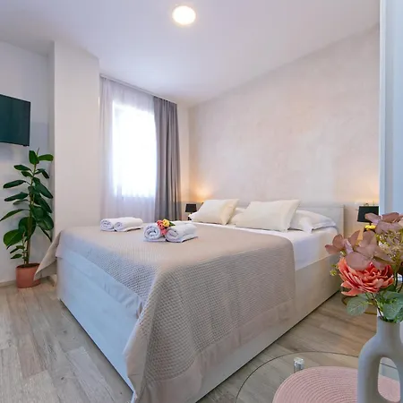 Nataly With Free Parking Apartment